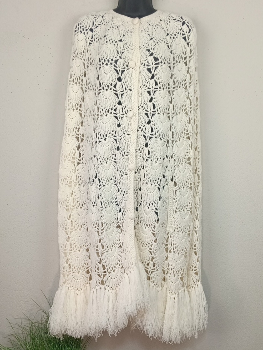 Vintage Womens 60s 70s Handmade Boho Cream Crochet Fringe  Cape / Poncho